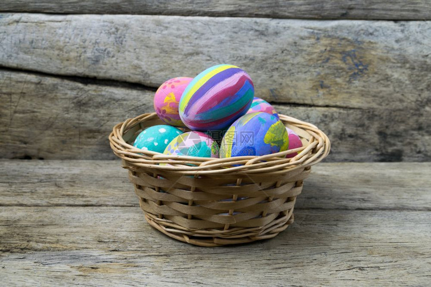 复活节鸡蛋在木制篮子上自然礼物象征图片