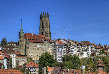 建筑的瑞士弗里堡圣尼古拉大教堂的景象瑞士弗里堡城市红色的图片