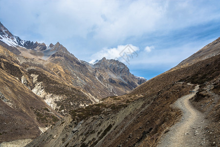 人们跋涉亚洲在美丽的喜马拉雅山上勇敢的观光者春天在尼泊尔图片