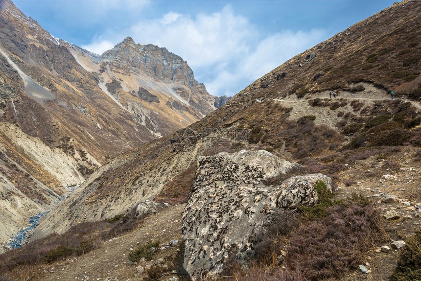 在美丽的喜马拉雅山上勇敢的观光者春天在尼泊尔亚洲自然徒步旅行者图片
