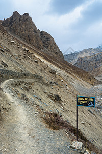 旅行徒步在美丽的喜马拉雅山上勇敢的观光者春天在尼泊尔旅游图片