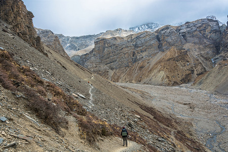 亚洲安纳普尔范围在美丽的喜马拉雅山上勇敢的观光者春天在尼泊尔图片