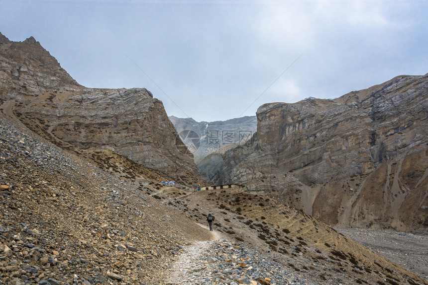 在美丽的喜马拉雅山上勇敢的观光者春天在尼泊尔旅行自然游客图片