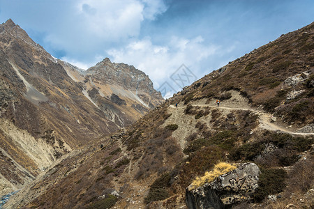 跋涉徒步旅行者在美丽的喜马拉雅山上勇敢的观光者春天在尼泊尔图片