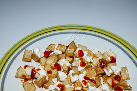马铃薯胸罩非常美味和好吃有机的盘子白色图片