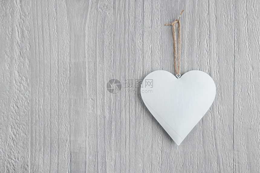 以古老木背景作为情人节象征的金属心脏木头假期浪漫图片