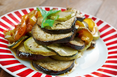 传统的BYALDI传统法国菜盘的变异料理鼠王茄子图片