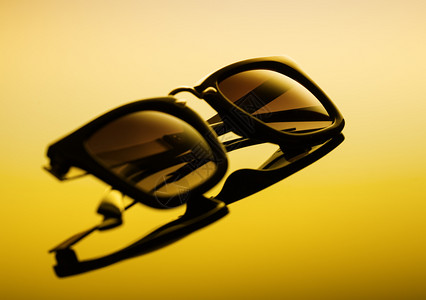单身的镜片坡度背景上的太阳镜以斜度背景的黄色太阳眼镜作素力图片