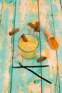 香草肉桂和椰子牛奶配有松油肉桂和椰子奶黄色的促进库尔马图片