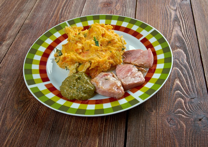 罗莫斯芜菁甜的土豆泥萝卜和烤火腿瑞典菜图片