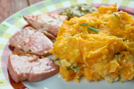 盘子土豆泥萝卜和烤火腿瑞典菜混合素食主义者图片