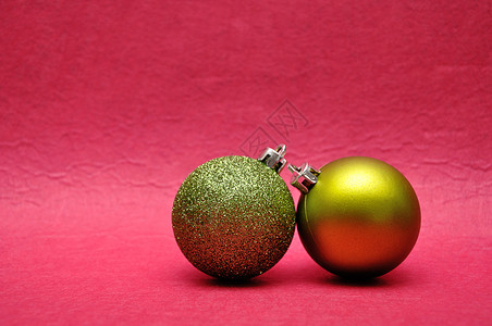 红色背景上两棵金色圣诞球图片