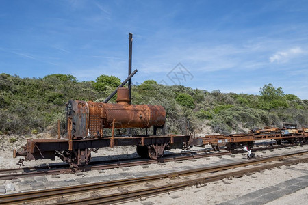 天空古老的生锈蒸汽船用于在乌多尔普豪兰博物馆的火车上血管棕色的图片
