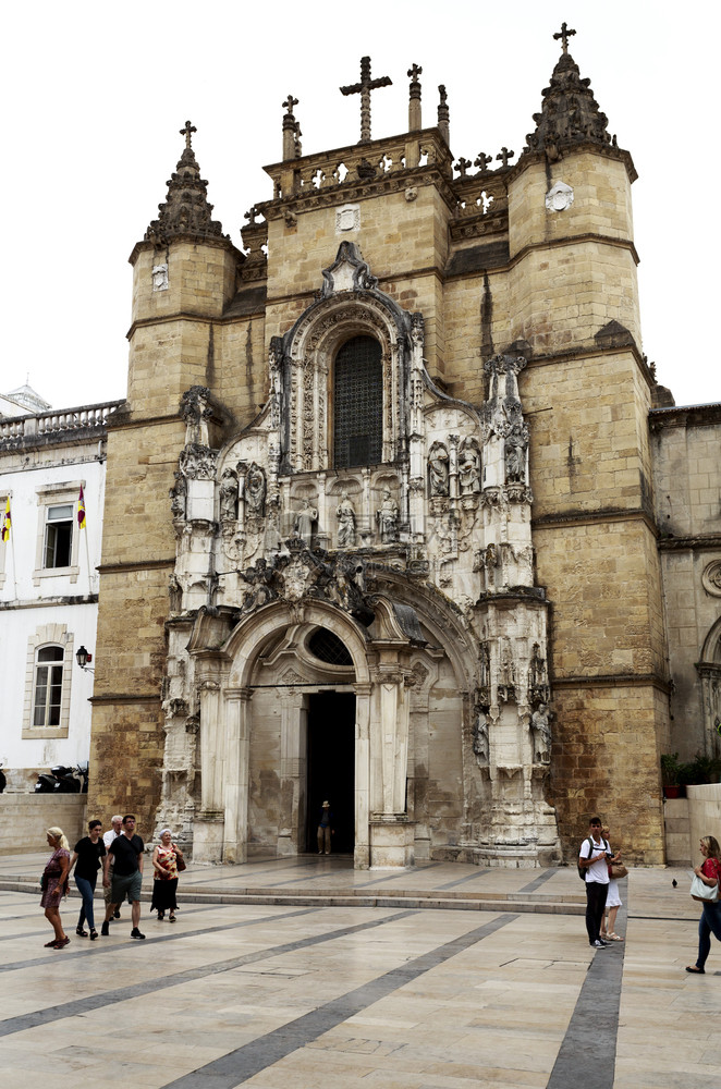 在葡萄牙科英布拉历史中心Coimbra有哥特曼努埃尔尼恩和文艺复兴灵感的圣克鲁斯修道院广场圣诞老人叉门户网站图片