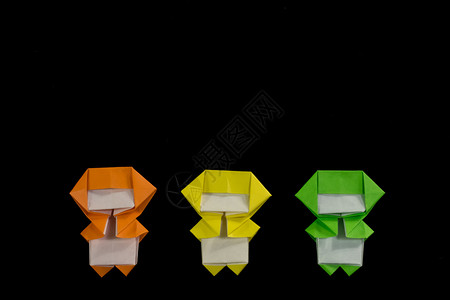 黑背景上的亲手制造Origami忍者儿童日本玩具橙图片