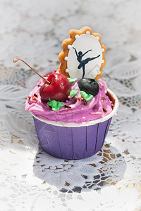 自制粉色的有浆果和装饰姜饼的纸杯蛋糕食物图片