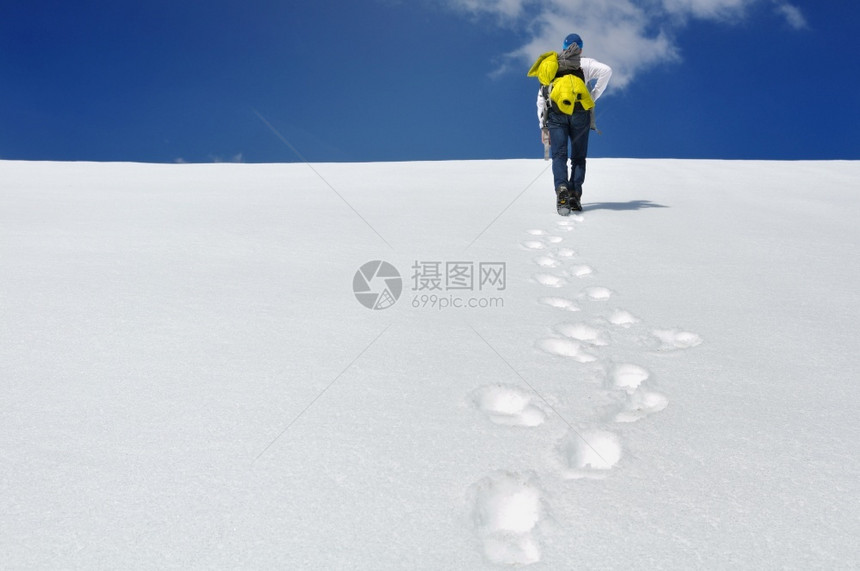 雪山登山的年轻人图片