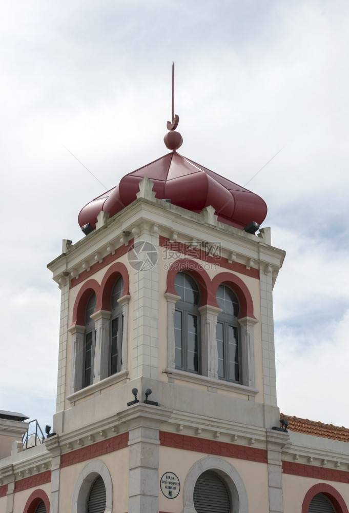 位于葡萄牙阿尔加韦Loulle的传统港口市场外屋顶金库城图片