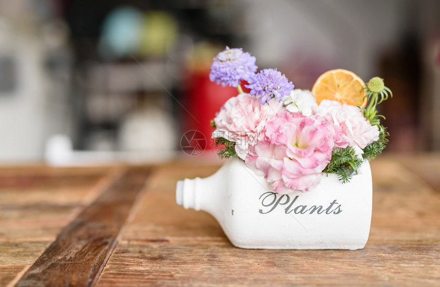 锅白瓶中美丽的花朵子装饰图片