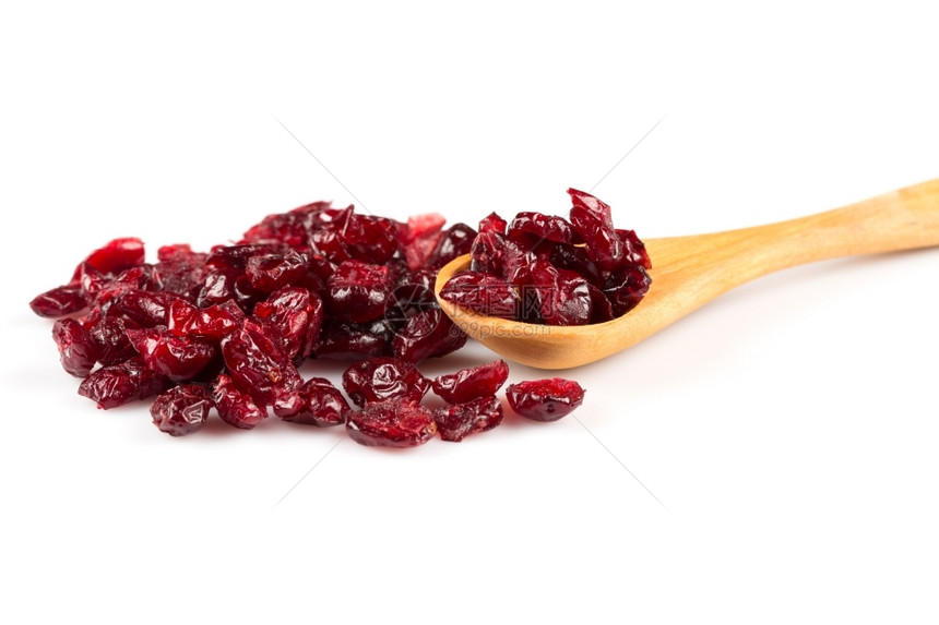 在白色背景上被孤立的干红黑莓片维他命美味的酸果蔓图片
