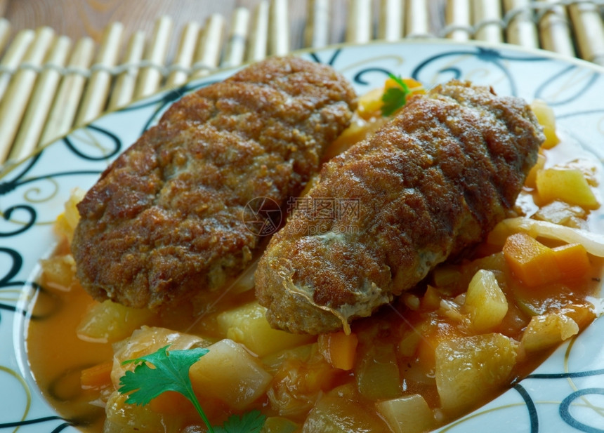 土耳其烤Kofta配西葫芦酱阿曼菜肉丸蔬图片