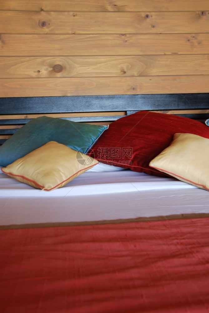 装饰风格一种现代旅馆卧室的彩色枕头和装饰图片