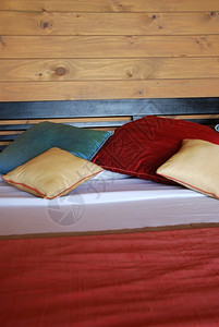 装饰风格一种现代旅馆卧室的彩色枕头和装饰图片
