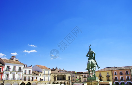 雕塑村庄征服者西班牙特鲁希略市广场景观长图片