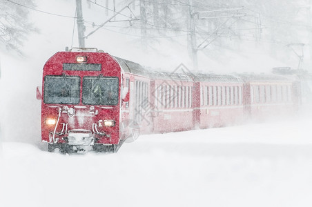 冬天旅行雪中瑞士山地火车阿尔卑斯山图片
