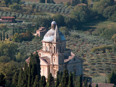 钟塔圣巴吉奥堂主导着意大利蒙特普尔西亚诺的地貌图片