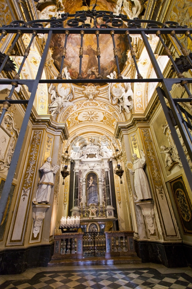 圆顶圣诞老人意大利拉文纳圣阿波雷诺沃Basilica教堂左边小大巴洛克装饰的礼堂详情图片