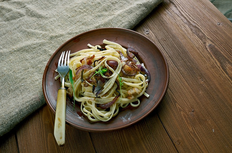 威尼斯人美食意大利面条加煎培根和洋葱百食菜油炸高清图片