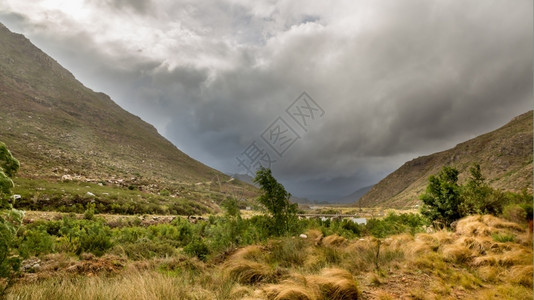 南非西开普地区景色美的高山上沉积着暴风云位于南非西开普地区的高山上暴风雨景非洲背景图片