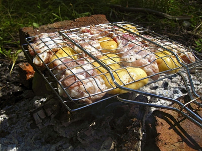 烤架里的烤肉和土豆图片