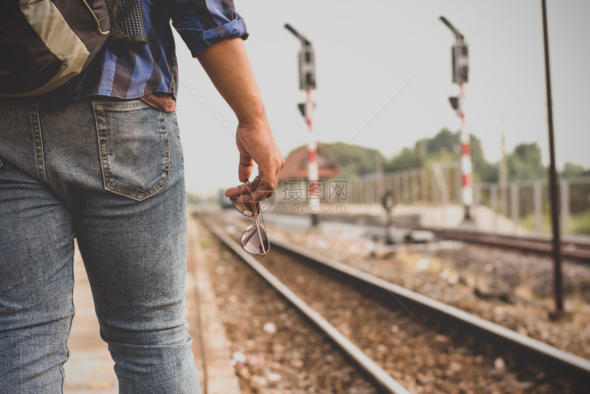 夏天包男游客站在火车旅游和交通等地的火车站上平台图片
