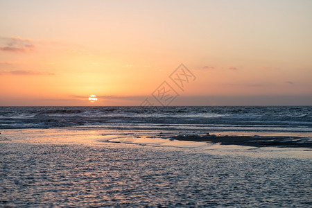 太阳水黄昏日落海滩洋和有沙丘云的海洋图片
