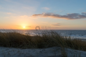 日落海滩洋和有沙丘云的海洋黎明太阳冲浪图片