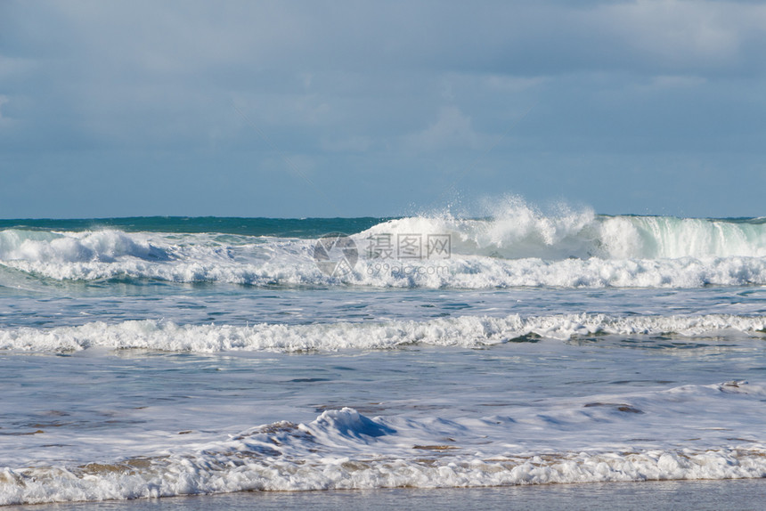 云景观泡沫在阳光明媚的冬季日子里布塔尼海岸被挤压图片