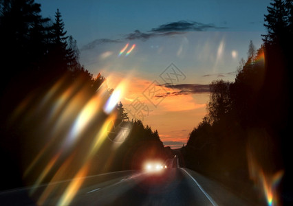 运输阴霾耀斑在挡风玻璃上闪烁着车头灯背景图片