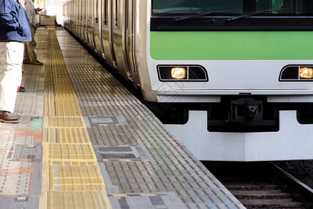 日本东京通勤列车新宿运输图片