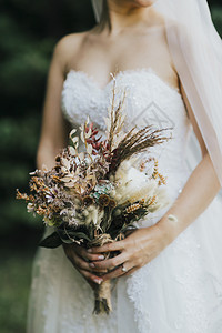 新娘手中美丽的花束图片
