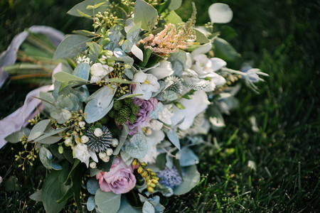 草地上婚礼花束图片