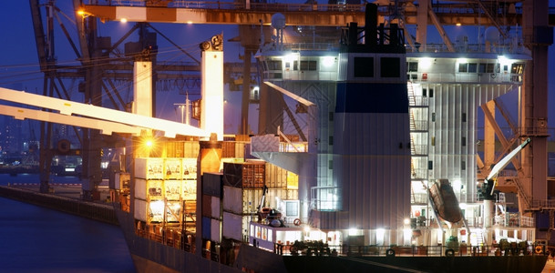 活动一艘大型集装箱船的桥梁在黄昏时装货一个工业港口血管一种图片