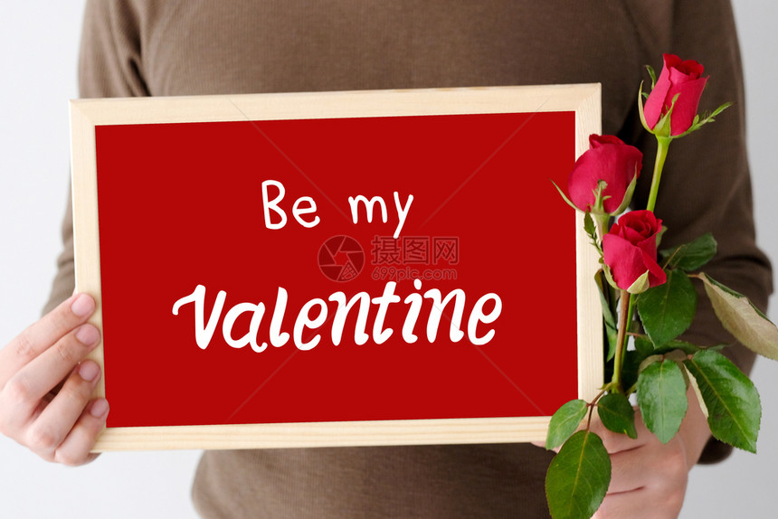 红色的情人节概念男手拿着红玫瑰站在白色背景的木框上做我情人之字词站立在白色背景上泰国木制的图片