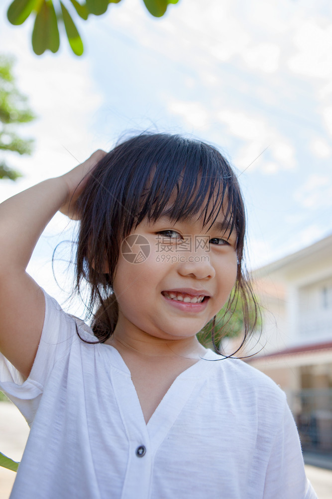 牙科可爱的亚洲孩子头部中弹在户外微笑亚洲人肖像图片