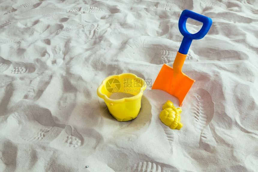 基础设施车辆夏天玩具推土机在沙上图片