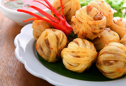 面条炸猪肉球传统的亚洲油炸图片