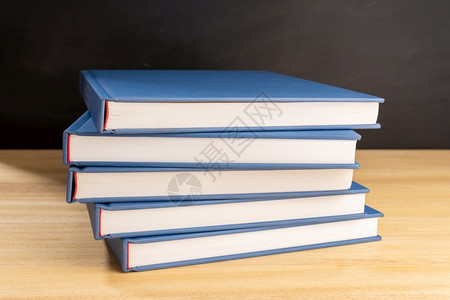 背部堆叠的室内背回学校教育或习概念的木桌和背景黑板上的书架图片