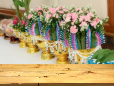 空木板桌间平台和模糊不清的产品显示蒙太奇的启动仪式背景布局Name爱泰国传统背景图片