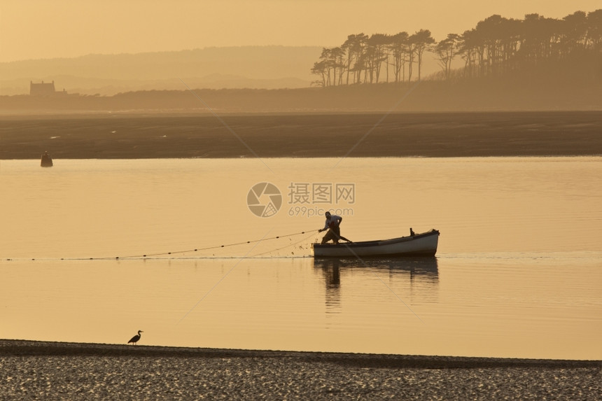 在威尔士Gwyned的Caernarfon附近海岸牵引渔夫风景优美图片